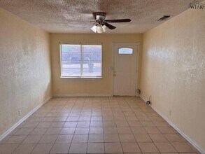 1612 Phoenix Dr in Wichita Falls, TX - Foto de edificio - Building Photo