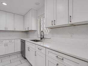 9922 Hickory Crossing in Dallas, TX - Building Photo - Building Photo