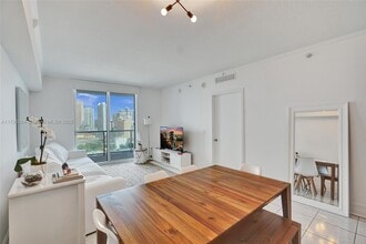 185 SW 7th St in Miami, FL - Building Photo - Building Photo