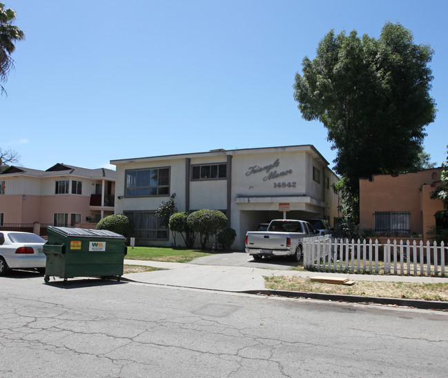 Triangle Manor in Van Nuys, CA - Building Photo - Building Photo