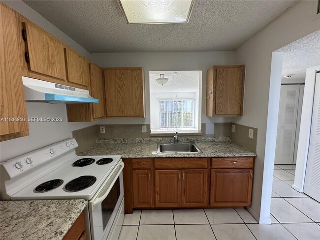 8620 N Sherman Cir in Miramar, FL - Building Photo - Building Photo