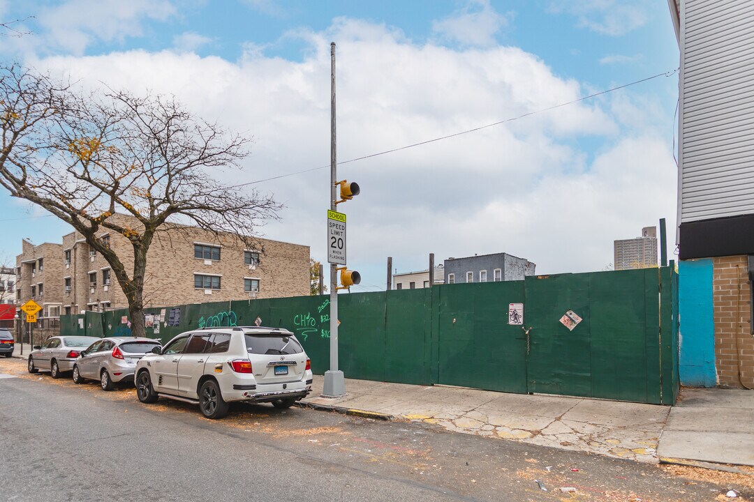 2488 Hoffman St in Bronx, NY - Building Photo