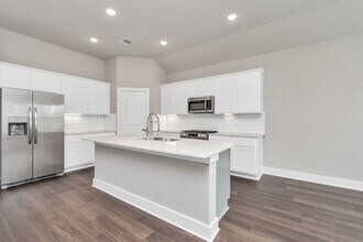 10610 Crescent Peak Dr in Rosharon, TX - Building Photo - Building Photo