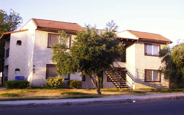 720 E Virginia Way in Barstow, CA - Foto de edificio - Building Photo