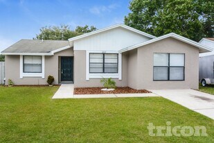 6807 White Cliffs Way in Tampa, FL - Building Photo