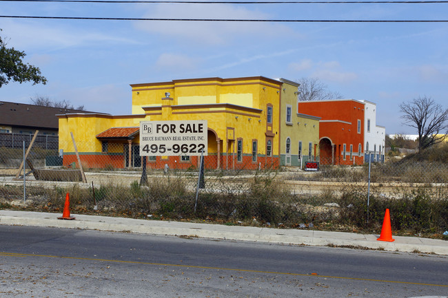 5973 Whitby Rd in San Antonio, TX - Foto de edificio - Building Photo