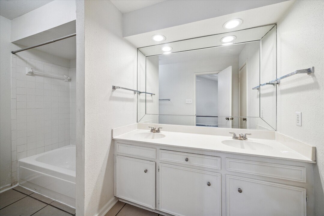 1864 S Gessner Rd in Houston, TX - Building Photo