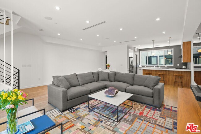 926 N Ridgewood Pl in Los Angeles, CA - Building Photo - Building Photo