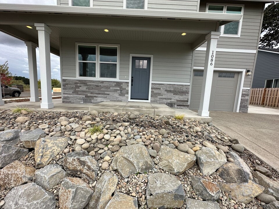 1143 Sassafras St in Independence, OR - Building Photo