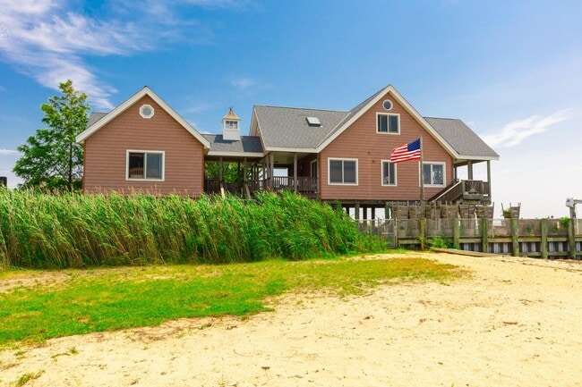 49 Bayview Ave W in Lindenhurst, NY - Foto de edificio - Building Photo