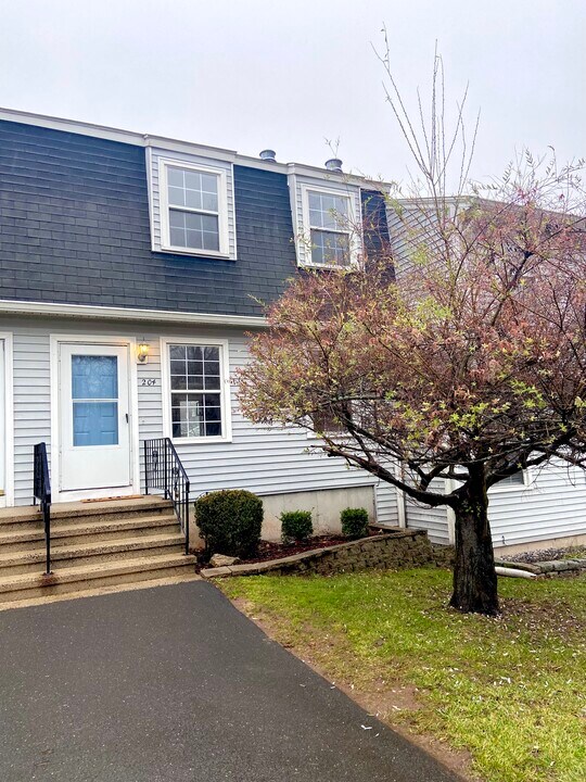 204 Austin Ryer Ln in Branford, CT - Foto de edificio