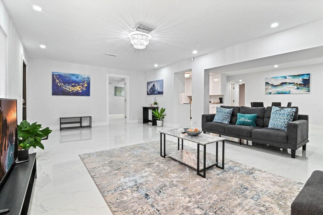255 Glouchester St in Boca Raton, FL - Foto de edificio