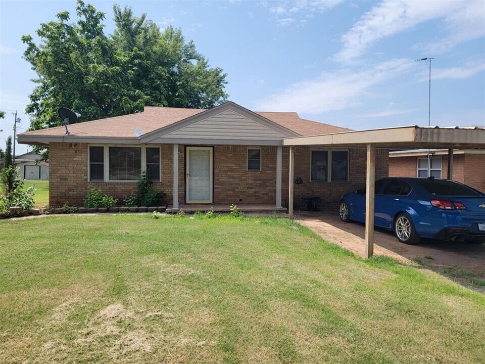 1216 C St in Arapaho, OK - Foto de edificio
