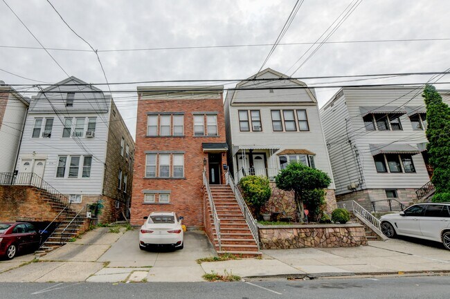 572 Liberty Ave, Unit 1 in Jersey City, NJ - Foto de edificio - Building Photo
