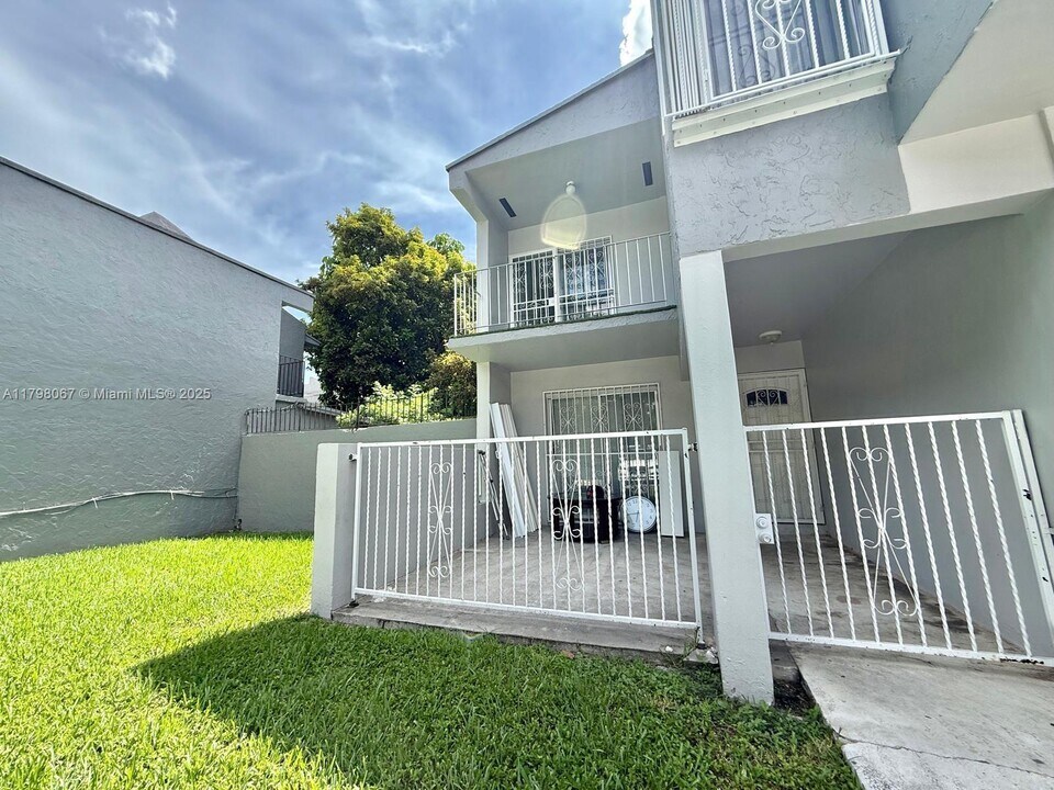 2415 NW 11th St in Miami, FL - Building Photo