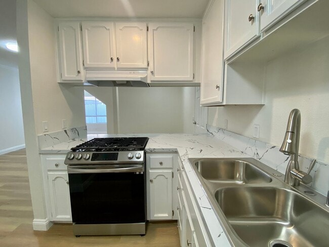 1160 Thomas Ave in San Diego, CA - Building Photo - Building Photo