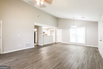 9512 Forest Knoll Dr in Jonesboro, GA - Building Photo - Building Photo