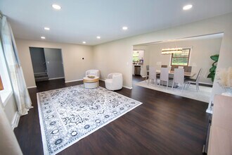 10234 N La Cresta Dr in Mequon, WI - Building Photo - Building Photo