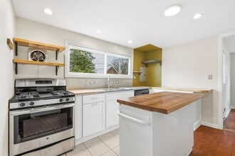 604 W Main St in Carrboro, NC - Building Photo - Building Photo