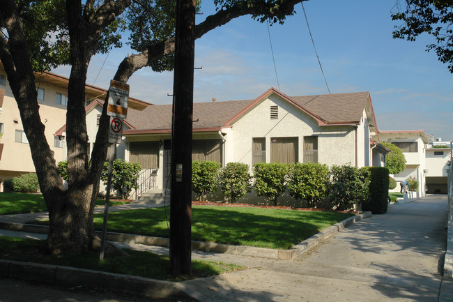 1336 N Columbus Ave in Glendale, CA - Foto de edificio - Building Photo