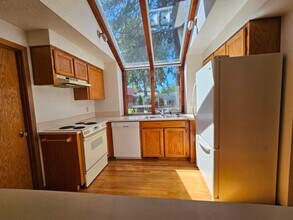 1896 Court St NE in Salem, OR - Foto de edificio - Building Photo