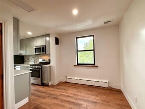 60-66-66 75th St in Queens, NY - Foto de edificio - Building Photo