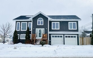 7 Teakwood Dr in St John's, NL - Building Photo