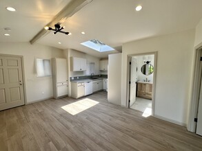 149 Muerdago Rd, Unit 1-2 in Topanga, CA - Foto de edificio - Building Photo