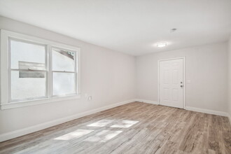 5710 Kenwood Ave in New Port Richey, FL - Foto de edificio - Building Photo