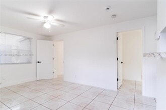 5820 Grant St, Unit 2 in Hollywood, FL - Foto de edificio - Building Photo