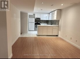 138 Keffer Cir in Newmarket, ON - Building Photo