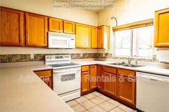 9037 E Orchid Vine Dr in Tucson, AZ - Foto de edificio - Building Photo