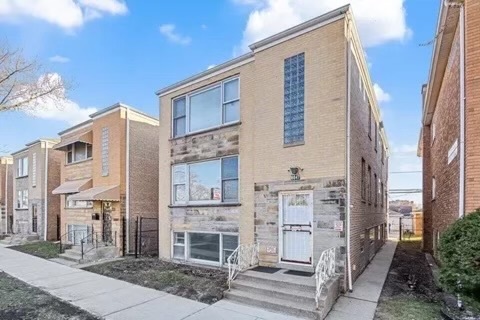 6047 W Fullerton Ave, Unit 2nd floor in Chicago, IL - Building Photo