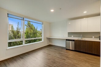Augusta Apartments in Seattle, WA - Building Photo - Building Photo
