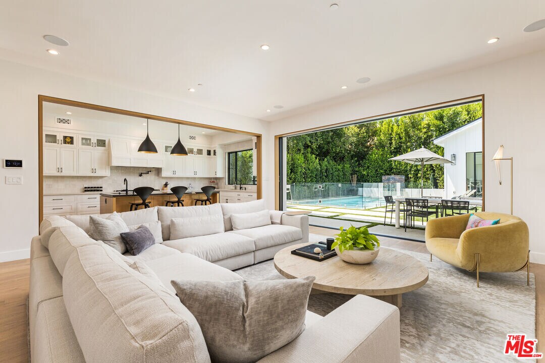 4253 Costello Ave in Los Angeles, CA - Building Photo