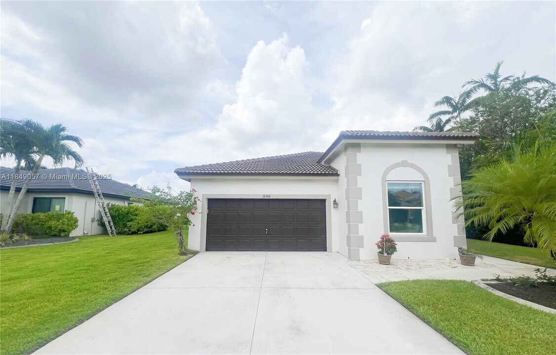 16306 SW 11th St in Pembroke Pines, FL - Foto de edificio