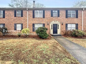 2201 Montreat Cir in Vestavia Hills, AL - Building Photo