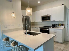4702 NW 83rd Path in Doral, FL - Building Photo - Building Photo