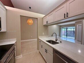 2550 N Nob Hill Rd in Sunrise, FL - Building Photo - Building Photo