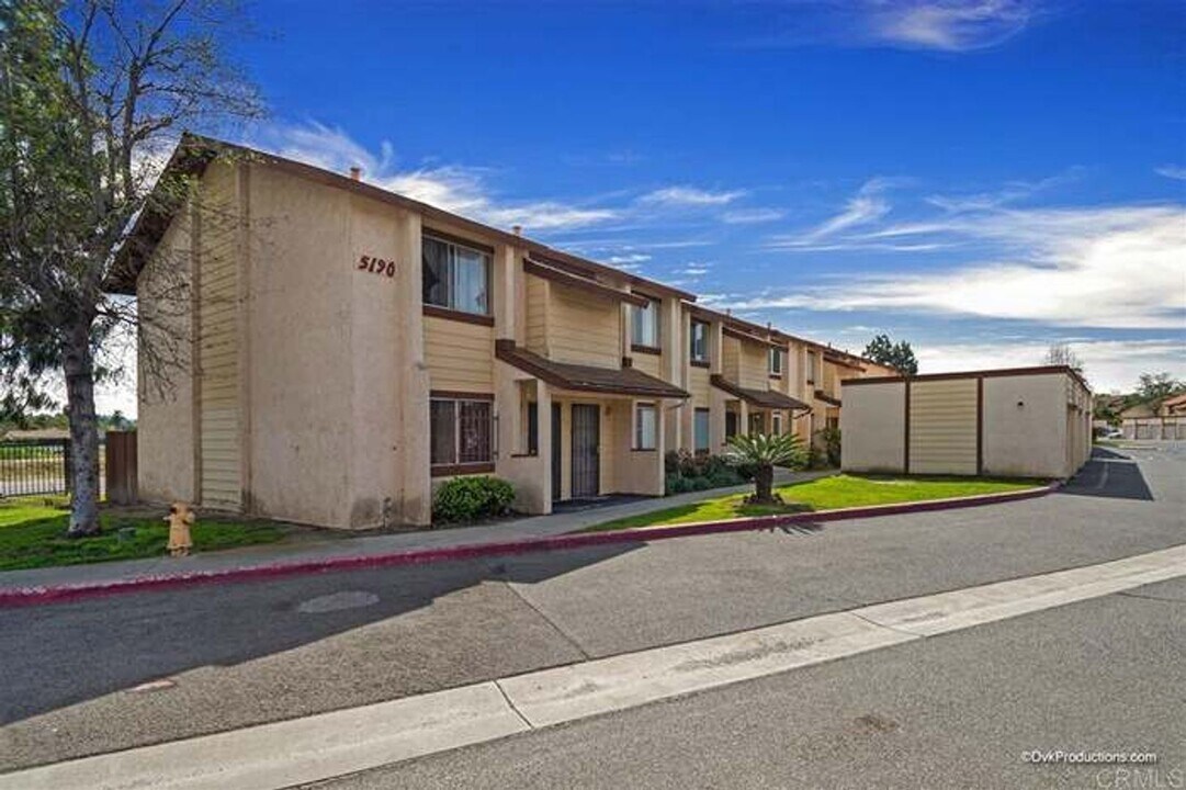 5190 N River Rd in Oceanside, CA - Building Photo