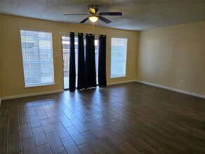 6444 Kentwick Dr in Houston, TX - Foto de edificio - Building Photo