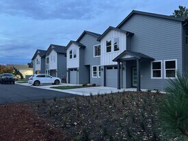 3198 NW Division St in Gresham, OR - Building Photo