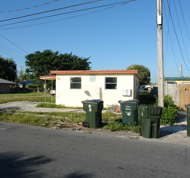 38 SW 6th Ave in Dania, FL - Building Photo - Building Photo