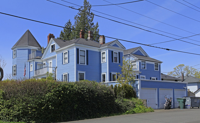 2129 Rucker Ave in Everett, WA - Foto de edificio - Building Photo