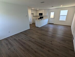 583 Commander Abbott Dr in Jarrell, TX - Building Photo - Building Photo