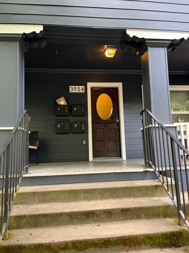3954 SE Grant St in Portland, OR - Building Photo - Building Photo