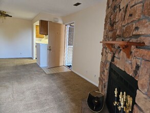 912 Tenderfoot Hill Rd, Unit 204 in Colorado Springs, CO - Foto de edificio - Building Photo