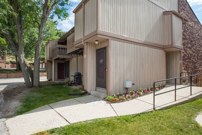 Burr Oaks Village Apartments in Waukesha, WI - Building Photo - Building Photo