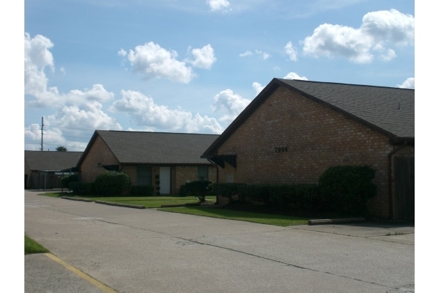 7990-7996 Gladys Ave in Beaumont, TX - Foto de edificio - Building Photo