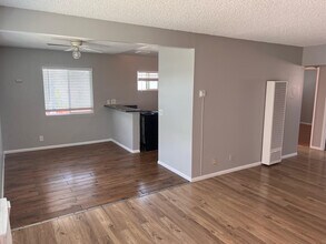 2516 S Baker St, Unit D in Santa Ana, CA - Foto de edificio - Building Photo